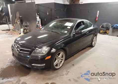 2014 Mercedes-Benz C 250 z USA, uszkodzony, nr VIN WDDGJ4HB7EG325953